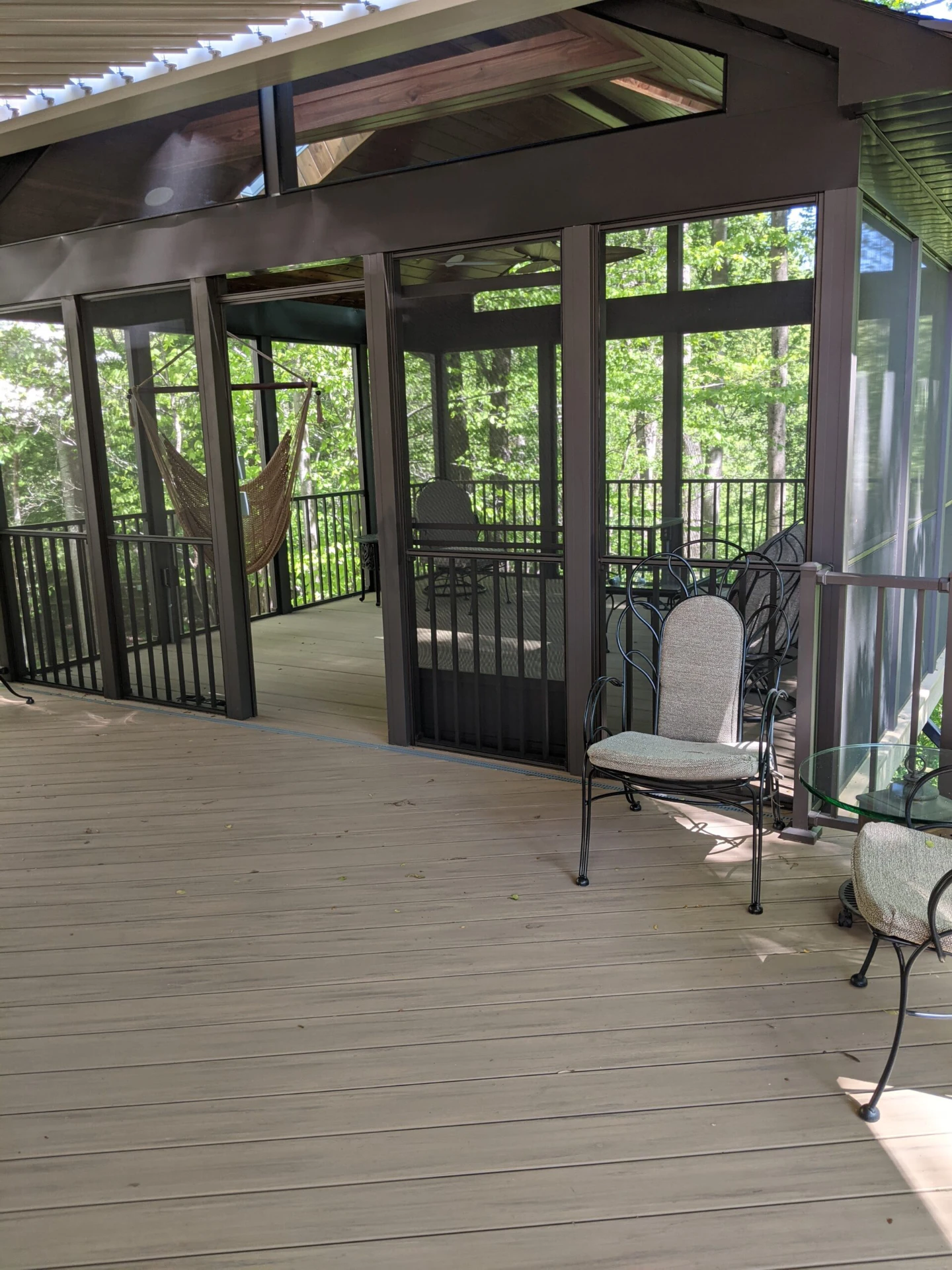 Front view of the screened in porches with furniture inside